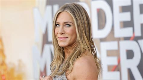 Jennifer Aniston stuns wearing string bikini in sunkissed photos。